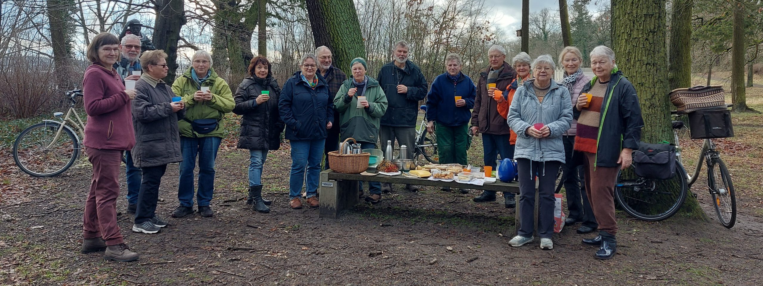 Picknick nach dem Arbeitseinsatz - fleißige Helfer