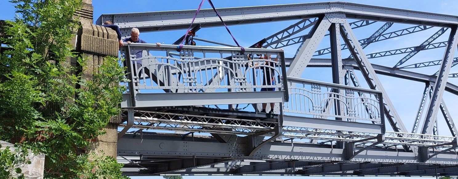 Die ersten zwei Jugendstilgeländer der Plauer Brücke werden auf der Südseite montiert